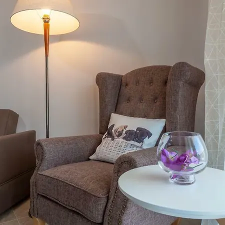 John Διαμέρισμα *