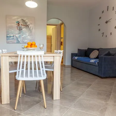 John Διαμέρισμα *